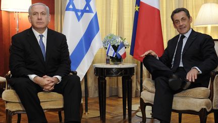 Le premier ministre isra&eacute;lien Netanyahu et le pr&eacute;sident fran&ccedil;ais Sarkozy s'entretiennent le 21 septembre 2011 &agrave; New York. (ERIC FEFERBERG / AFP PHOTO)