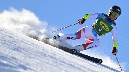 La Suisse Lara Gut-Behrami a maîtrisé la première manche du slalom géant féminin lors de la Coupe du monde de ski alpin à Soelden, en Autriche, le 23 octobre 2021. (JOE KLAMAR / AFP)