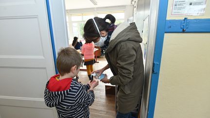 Ces 4 derniers mois, 6 enfants ont été pris en charge pour des brûlures aux yeux causées par du gel hydroalcoolique. (NICOLAS CREACH / MAXPPP)