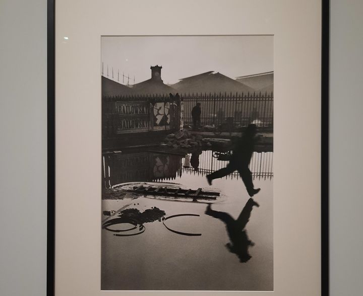 "Derrière la gare Saint Lazare", photographie d'Henri Cartier Bresson. (ANNE CHEPEAU / RADIO FRANCE)