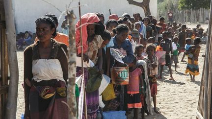 Des Malgaches font la queue à l'entrée d'une clinique de Médecins sans frontières, le 2 septembre 2021, à Befeno. (RIJASOLO / AFP)