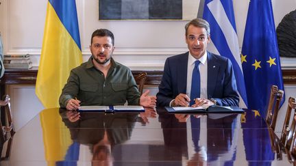 Le président ukrainien, Volodymyr Zelensky, s'entretient avec le Premier ministre grec, Kyriakos Mitsotakis, à Athènes (Grèce), le 21 août 2023. (ARIS OIKONOMOU / HANS LUCAS / AFP)