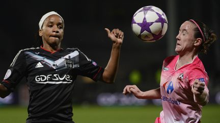 Elodie Thomis (G), joueuse de Lyon, et Julie Machart, joueuse de Juvisy, en demi-finale de Ligue des champions f&eacute;minine, le 13 avril 2013 au stade Gerland de Lyon (Rh&ocirc;ne).&nbsp; (JEFF PACHOUD / AFP)