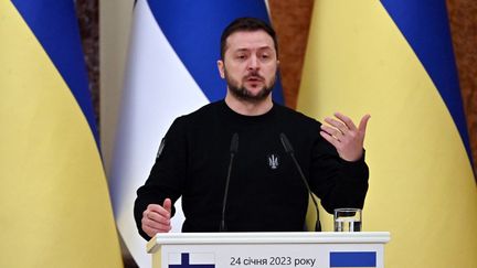 Le président ukrainien, Volodymyr Zelensky, durant une conférence de presse à Kiev (Ukraine), le 24 janvier 2023. (SERGEI SUPINSKY / AFP)