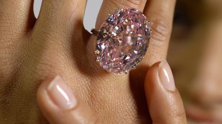 L'Etoile rose, un diamant de 59,60 carats, sera vendue aux ench&egrave;res le 13 novembre 2013 par Sotheby's, &agrave; Gen&egrave;ve (Suisse). (FABRICE COFFRINI / AFP)