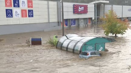 Les communes de Rive-de-Gier, dans la Loire, et de Givors, dans le Rhône, ont été frappées par d'importantes inondations, jeudi 17 octobre. Il a notamment plu pendant 36 heures de suite à Rive-de-Gier, provoquant une crue de la rivière Gier.