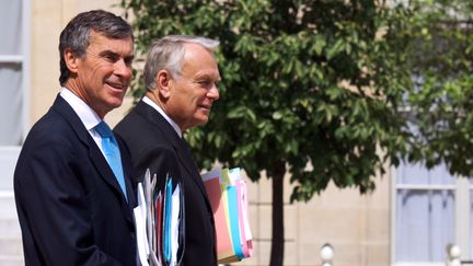 Le ministre du Budget, J&eacute;r&ocirc;me Cahuzac, au c&ocirc;t&eacute; du Premier ministre, Jean-Marc Ayrault, en juillet 2012 &agrave; l'Elys&eacute;e. (MARION BERARD / AFP)