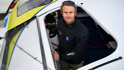 François Gabart pose sur son "Ultime" Macif, le 29 octobre 2018, à Saint-Malo (Ille-et-Vilaine), avant le départ de la Route du Rhum. (DAMIEN MEYER / AFP)