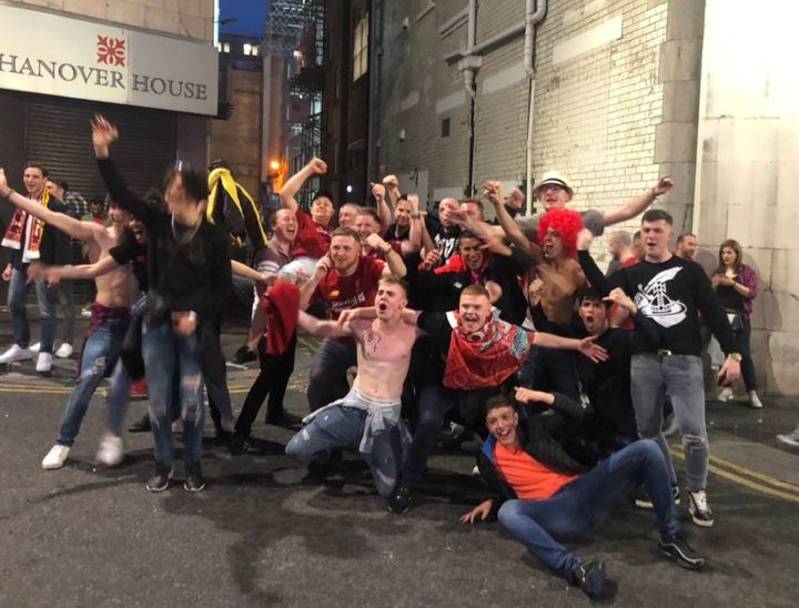 Des jeunes dans les rues de Liverpool fêtent la victoire de leur équipe, le 1er juin.&nbsp; (FANNY LECHEVESTRIER / FRANCEINFO)