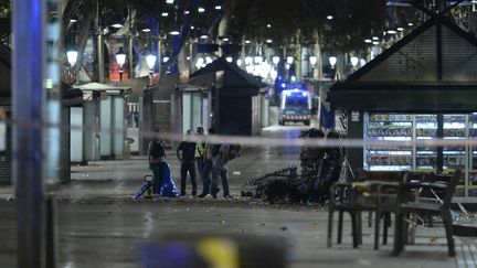 Des policiers sur les lieux de l'attentat survenu&nbsp;sur les Ramblas, à Barcelone, le 17 août 2017. (JOSEP LAGO / AFP)