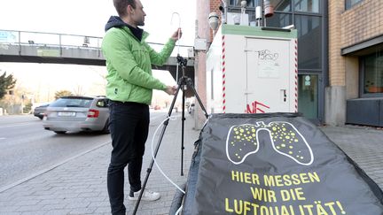 En mars 2016, l'association Greenpeace a mis en place une station de mesure du dioxyde d'azote au carrefour "Neckartor" près de Stuttgart. (BERND WEISSBROD / DPA)