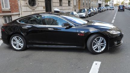 Un taxi Tesla, le 12 novembre 2014 à Paris. (ERIC PIERMONT / AFP)