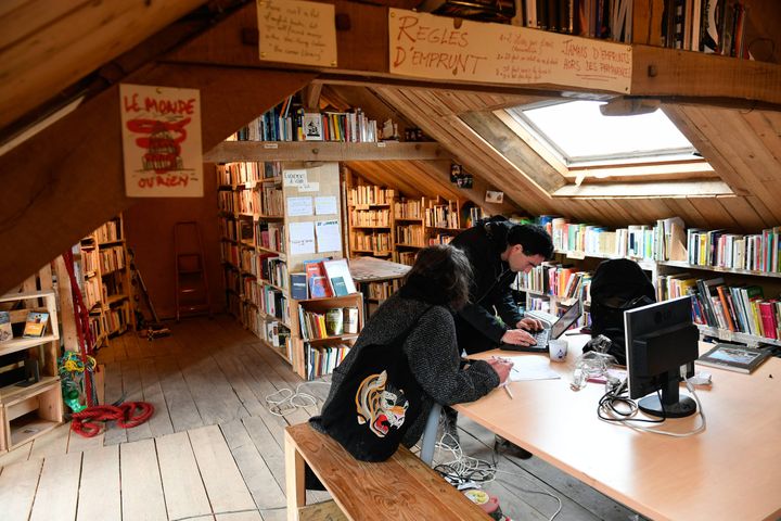 La&nbsp;bibliothèque de la ZAD de Notre-Dame-des-Landes (Loire-Atlantique), le 16 janvier 2018. (MAXPPP)