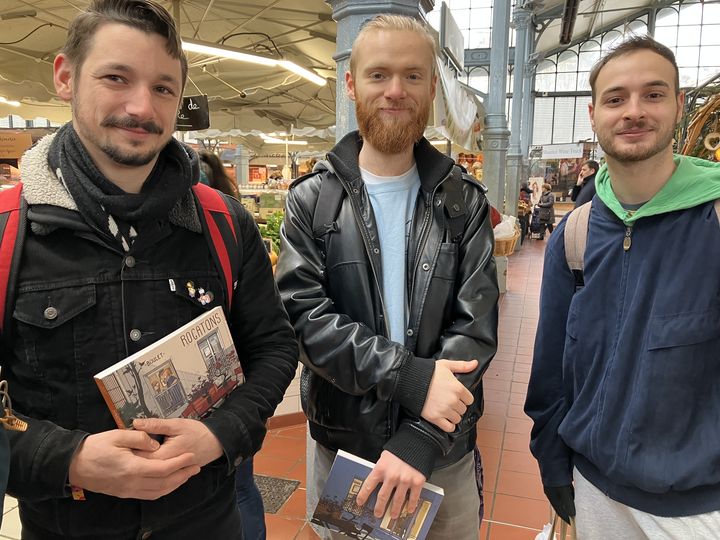 Valentin, Matthieu et Lucas, à Angoulême sur le stand des éditions Exemplaire, venus pour la dédicace de Boulet (LAURENCE HOUOT / FRANCEINFO CULTURE)