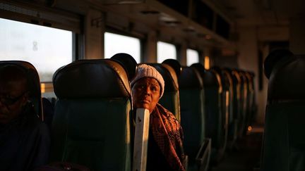 les toilettes sont sales et le chauffage ne fonctionne pas. Les systèmes de signalisation et d'information sont souvent vandalisés. Les mauvaises herbes envahissent les voies. Et trop lents, ils arrivent la plupart du temps en retard.
 (Siphiwe Sibeko / REUTERS)