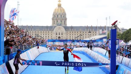 Alexis Hanquinquant, porte-drapeau de la délégation française, remporte la médaille d'or dans sa catégorie PTS4 du triathlon, lors des Jeux paralympiques de Paris 2024, lundi 2 septembre. (ZAC GOODWIN / MAXPPP)