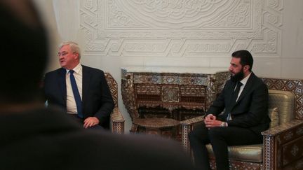 Le nouvel homme fort de Syrie, Ahmad al-Chareh, lors d'une rencontre avec le ministre ukrainien des Affaires étrangères, le 30 décembre 2024, à Damas. (NABIAHA ALTAHA / ANADOLU)