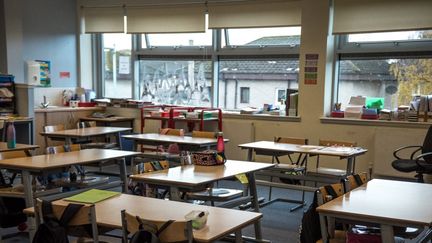 Une salle de classe vide de l'école primaire Cleeves à Glasgow (Écosse, Royaume-Uni), le 2 novembre 2020. (photo d'illustration). (JULIEN MARSAULT / HANS LUCAS)