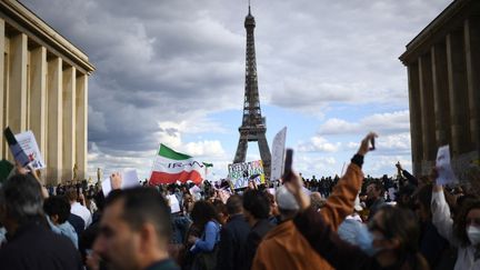 Manifestation à Paris devant l'ambassade d'Iran