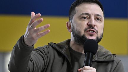 Volodymyr Zelensky s'adresse à des journalistes lors d'une conférence de presse dans une station de métro à Kiev, le 23 avril 2022. (GENYA SAVILOV / AFP)