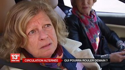 Une Francilienne cherche une solution pour se rendre sur son lieu de travail, le 16 mars 2014, avec la circulation altern&eacute;e qui entre en vigueur le lendemain. (FRANCE 2  / FRANCETV INFO)