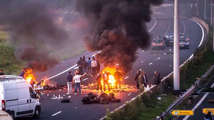 Le blocage de l'autoroute A1 par des gens du voyage, le 29 août 2015, à hauteur de Roye (Somme). (PHILIPPE HUGUEN / AFP)