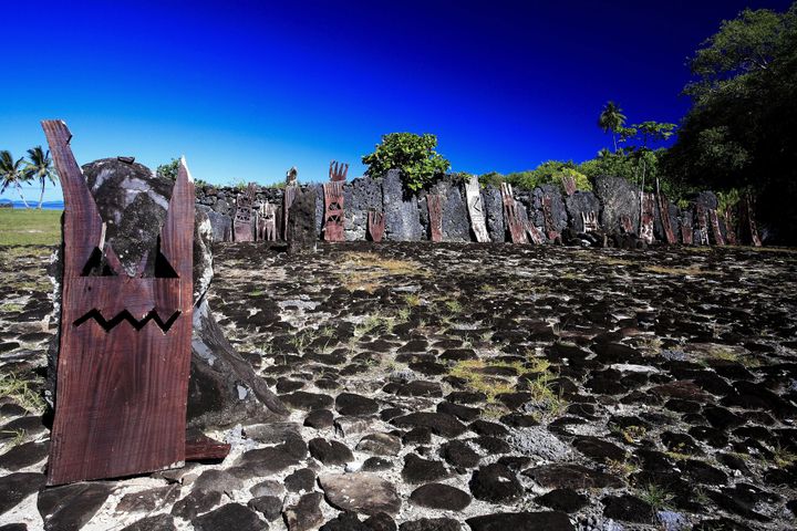 Unus, bois stylises symbolisant des oiseaux, posés devant le "ahu",endroit le plus sacre du marae. Site archéologique de Taputapuatea.
 (F.Buffetrille / Leemage / Leemage)