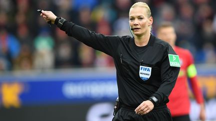 L'arbitre allemande&nbsp;Bibiana Steinhaus lors du match entre&nbsp;le FC&nbsp;Augsbourg et le Bayern Munich, le 15 février 2019. (PATRICK SEEGER / DPA / AFP)