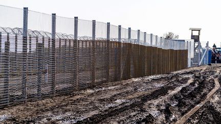 Clôture de barbelés entre la Hongrie et la Serbie pour empêcher le passage des migrants, le 27 octobre 2016. (CSABA SEGESVARI / AFP)