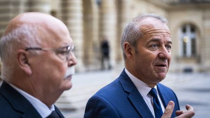 Le président de la commission des finances et sénateur socialiste, Claude Raynal, et le rapporteur général du budget, le sénateur Les Républicains Jean-François Husson, devant le Sénat, le 8 novembre 2024. (XOSE BOUZAS / HANS LUCAS / AFP)