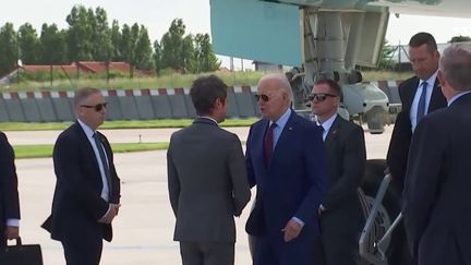 80 ans du Débarquement : Joe Biden accueilli à Orly par Gabriel Attal, les festivités sont lancées (France 2)