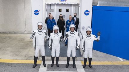 Les membres d'équipage de la mission Crew-2, le 23 avril 2021 au&nbsp;Kennedy Space Center (Etats-Unis). (AUBREY GEMIGNANI / NASA / AFP)
