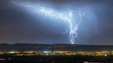 Un orage à Pierrelatte (Drôme), le 12 février 2020. (XAVIER DELORME / BIOSPHOTO / AFP)