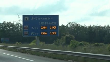 De nombreux automobilistes seront sur les routes pendant le week-end de l'Ascension, à partir du mercredi 8 mai. Toutefois, les prix des carburants s'envolent dans les stations-service, avec une marge de 15 centimes de plus.