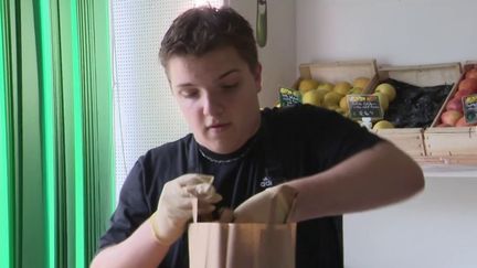 Commerce : en Charente-Maritime, le patron de l'épicerie a 16 ans  (FRANCE 2)