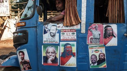 Un homme assis au volant d'un camion couvert d'autocollants à l'effigie de plusieurs dirigeants éthiopiens à Asosa, en Ethiopie, le 25 décembre 2019.&nbsp; (EDUARDO SOTERAS / AFP)