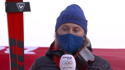 Tessa Worley au micro de France Télévisions après l'épreuve du slalom géant aux JO de Pékin 2022. (France Télévisions)