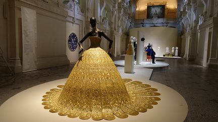 Exposition Luxes&nbsp;au Mad : robe Magnificient Gold en soie, fil d'or et d'argent de la créatrice chinoise Guo Pei, 2006 (CORINNE JEAMMET)