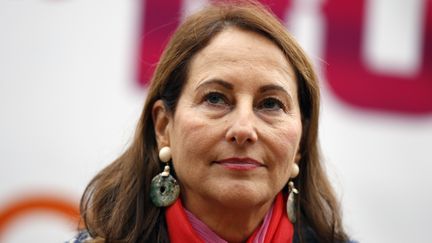 La ministre de l'Ecologie, S&eacute;gol&egrave;ne Royal, a lanc&eacute;, mardi 22 septembre, une "enqu&ecirc;te approfondie" apr&egrave;s les accusations de triche qui p&egrave;sent sur le groupe Volkswagen. (THOMAS SAMSON / AFP)