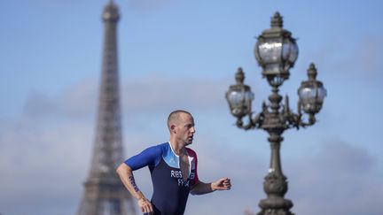 Jules Ribstein lors du paratriathlon des Jeux paralympiques catégorie PTS2, le 2 septembre 2024, à Paris. (THIBAULT CAMUS/AP/SIPA / SIPA)