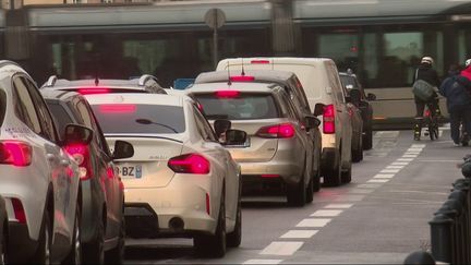 113 heures dans les bouchons, c'est en moyenne le temps passé par les automobilistes dans leur voiture en 2024, non pas à Paris, mais à Bordeaux. Cette dernière est désormais la ville de France la plus embouteillée... Elle figure même dans les 25 premières villes mondiales. (France 2)