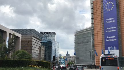 La Commission européenne (à droite) à Bruxelles (Belgique). (NOÉMIE BONNIN / FRANCEINFO / RADIO FRANCE)