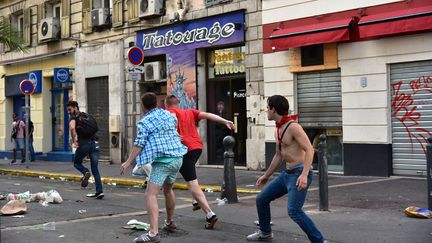 Des supporters anglais lors des débordements à Marseille (Bouches-du-Rhône), le 11 juin 2016. (CITIZENSIDE / GEORGES ROBERT / AFP)