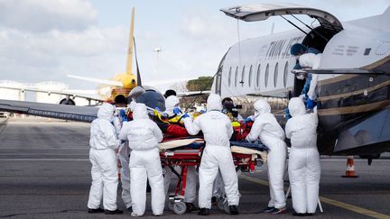  Trois patients atteints du Covid-19 sont transférés le 16 mars 2021 par avion à Toulouse, depuis Nice, afin d'éviter une saturation des lits de réanimation dans la region Provence-Alpes-Côte d'Azur.&nbsp; (ADRIEN NOWAK / HANS LUCAS / AFP)