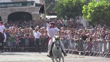 Capture d'&eacute;cran d'une vid&eacute;o de jeu de l'oie basque, tourn&eacute;e en 2012 &agrave; Sare (Pyr&eacute;n&eacute;es-Atlantiques). (HAIDALOUP / YOUTUBE)