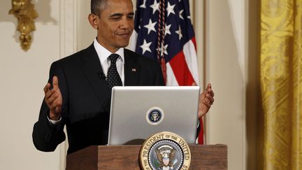 Le pr&eacute;sident Barack Obama sur son ordinateur, le 6 juillet 2011 &agrave; Washington (Etats-Unis). (LARRY DOWNING / REUTERS)