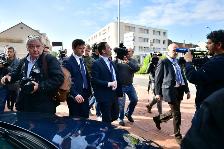 Benoît Hamon arrive dans son bureau de vote de Trappes (Yvelines), dimanche 23 avril 2017. (PHILIPPE LOPEZ / AFP)