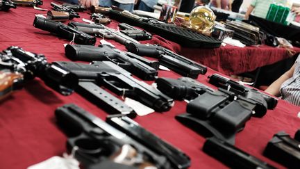 Des armes en vente à Naples (Floride, Etats-Unis), le 24 novembre 2018. (SPENCER PLATT / GETTY IMAGES NORTH AMERICA / AFP)