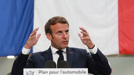 Emmanuel Macron présente son plan de soutien au secteur automobile lors d'un discours dans l'usine Valeo d'Etaples (Pas-de-Calais), le 26 mai 2020. (LUDOVIC MARIN / AFP)