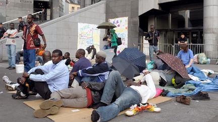 Des salariés sans-papiers devant l'Opéra de la Bastille à Paris, le 5 juin 2010. (AFP - Miguel Medina)